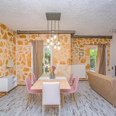 Villa Yiarios *