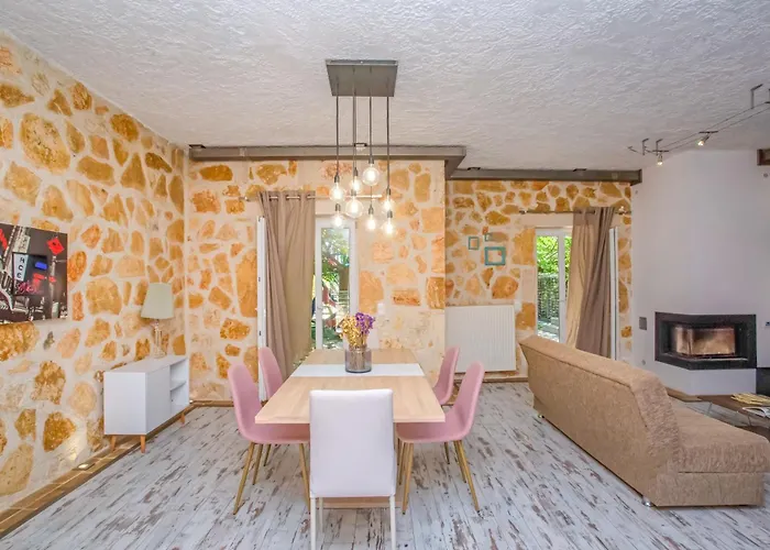 Vila Yiarios *